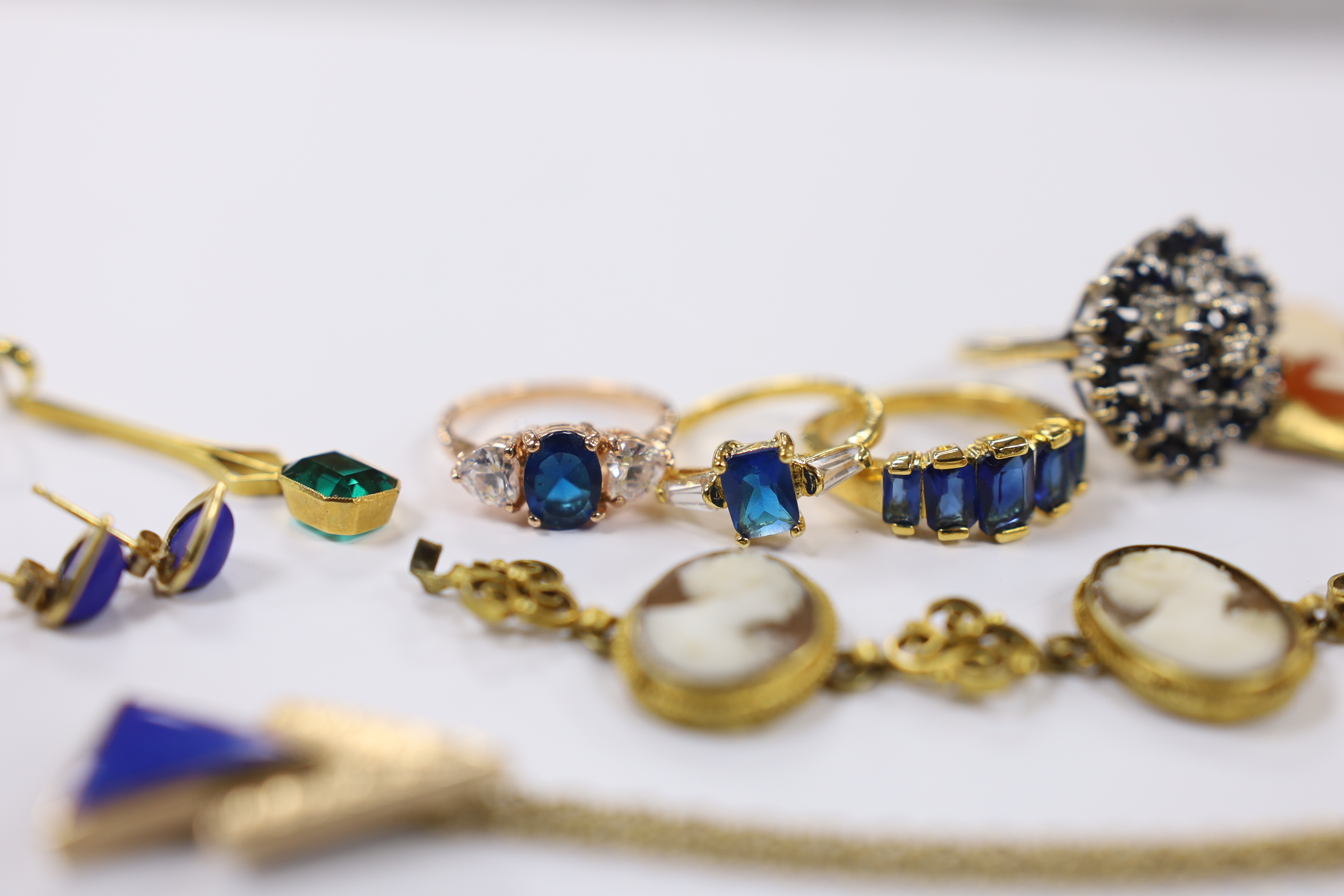 A modern 9ct gold and gem set dress ring, a 9ct gold and amethyst set pendant on a 9ct chain, a similar lapis lazuli set pendant and other assorted jewellery.